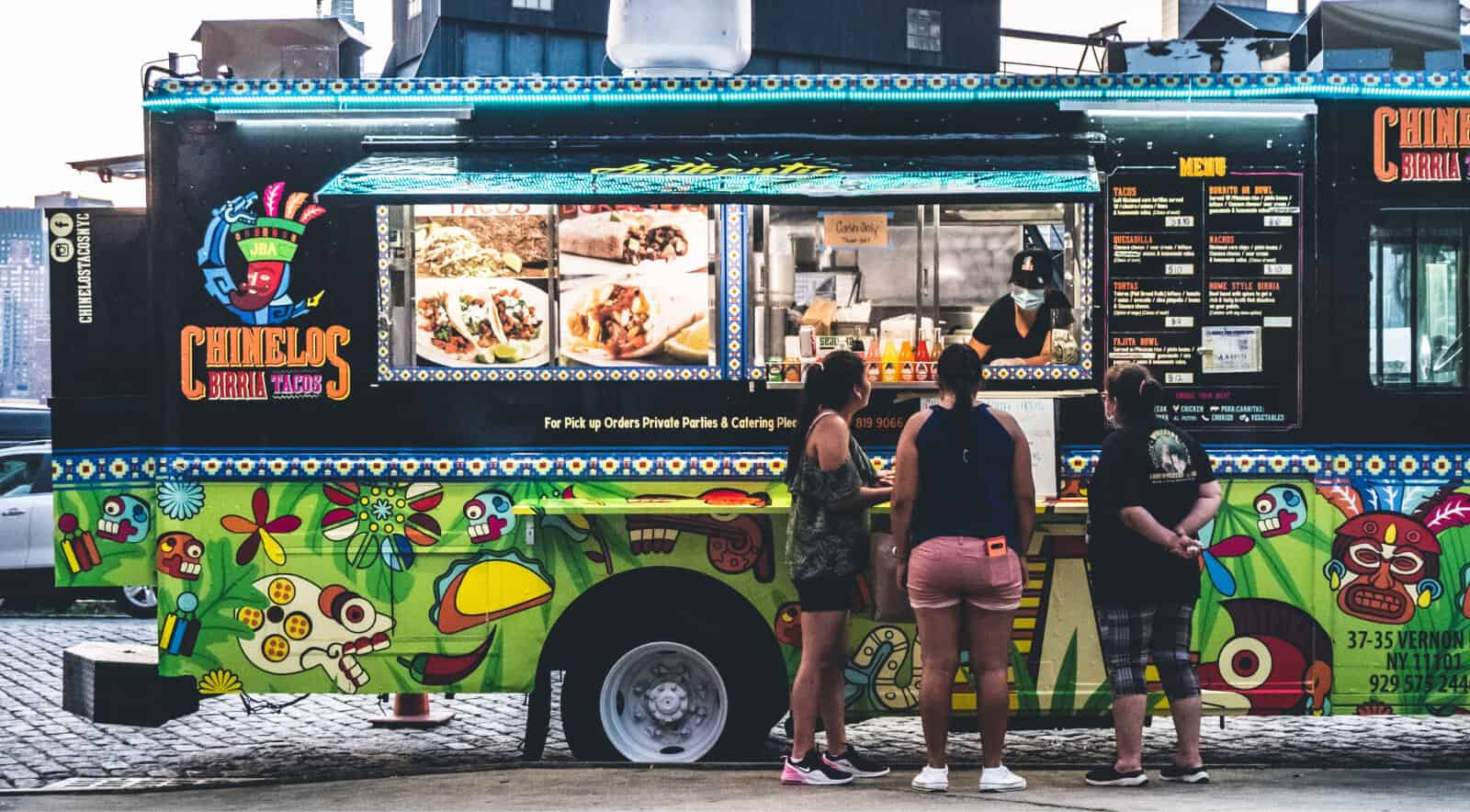 Visually appealing food truck design can help you attract the attention of your potential customers.