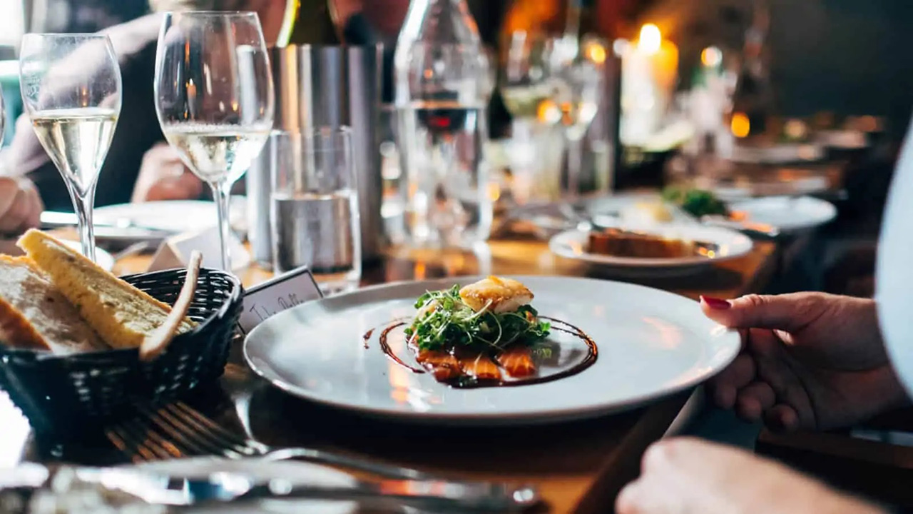 Restaurant is a great brick-and-mortar business example